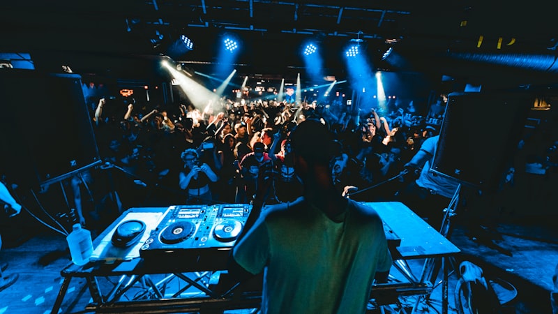 DJ