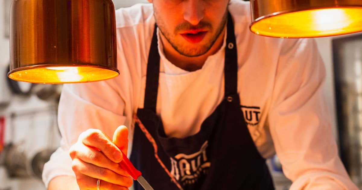 Chef à domicile vs traiteur : qu'elle option choisir
