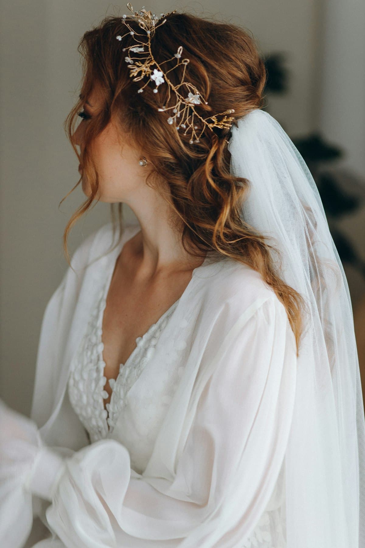 Accessoires de coiffure mariage : voile, diadème et fleurs