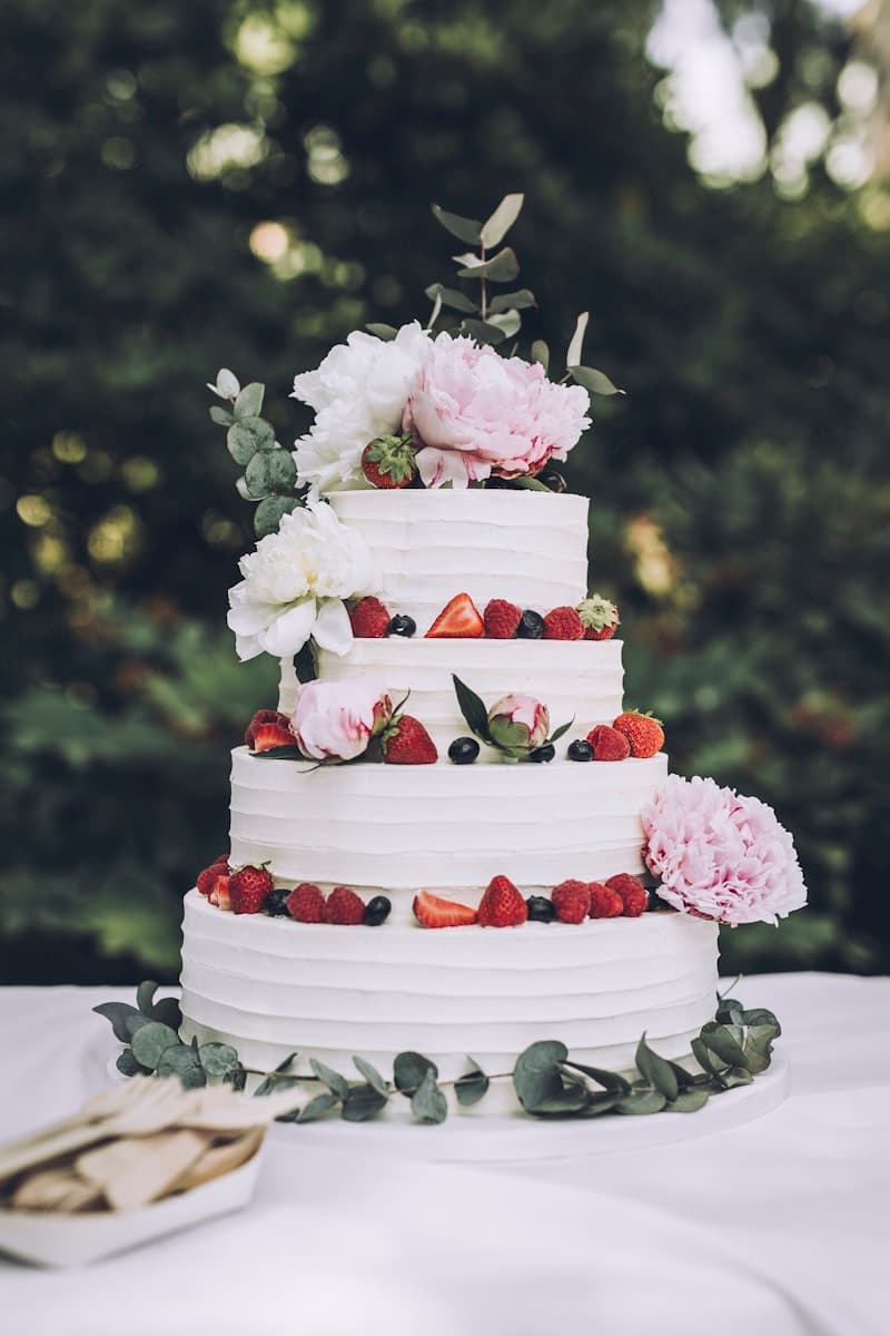 Pièce montée traditionnelle vs gâteau nuage : quel choix pour ton mariage ?